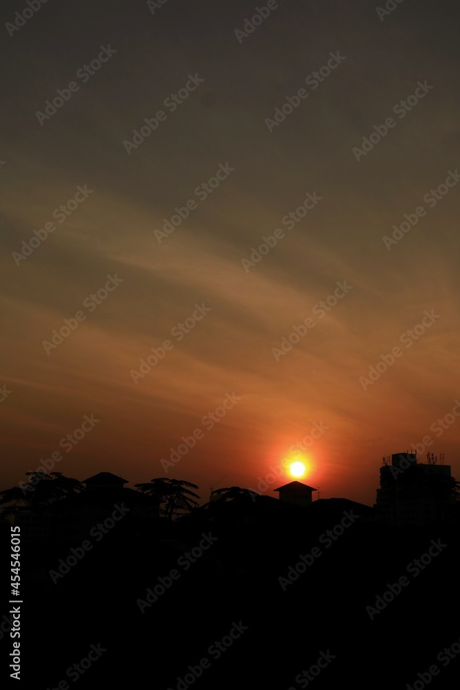 Obraz premium Red sky with sun and building in morning. Sunrise at city. Low key. Nature background concept.