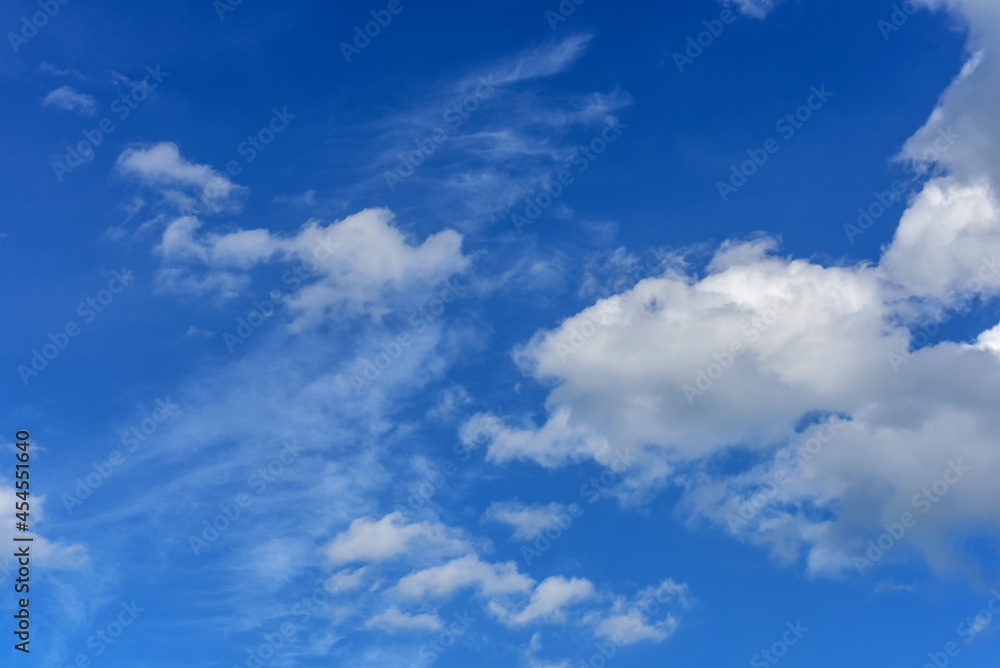 Obraz premium Beautiful white clouds on blue sky background.