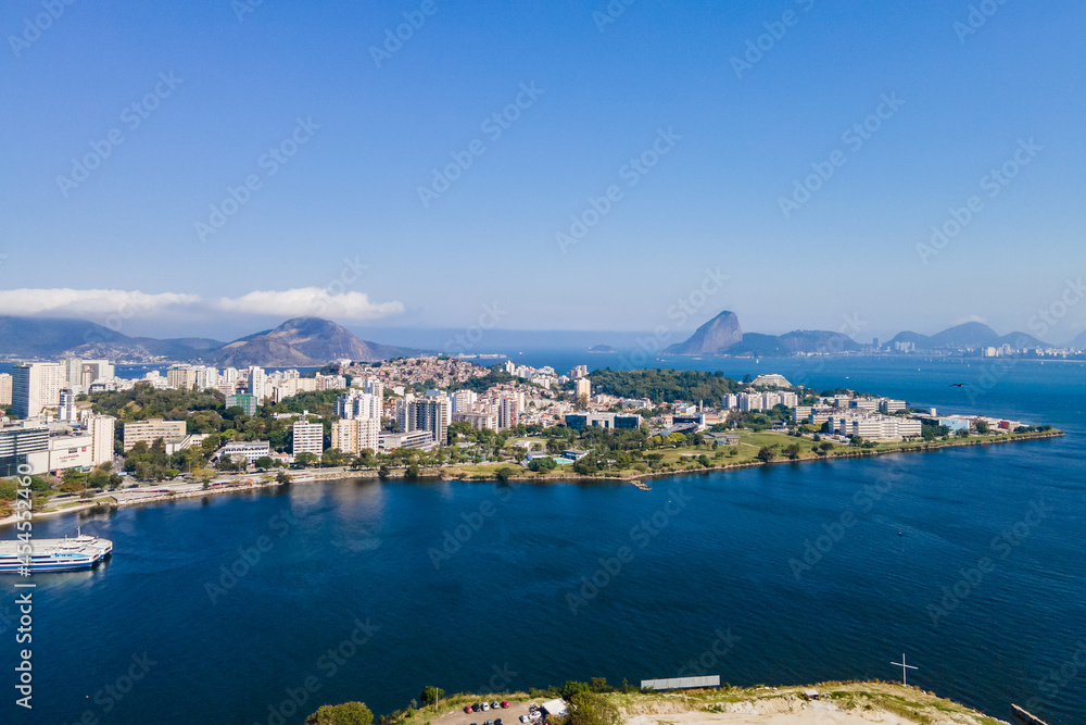 Imágem aérea do centro da cidade de Niterói com as barcas, comércio e favelas ao fundo. Estado do Rio de Janeiro Brasil.
