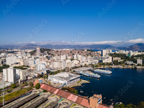 Photos Imágem aérea do centro da cidade de Niterói com as barcas, comércio e favelas ao fundo