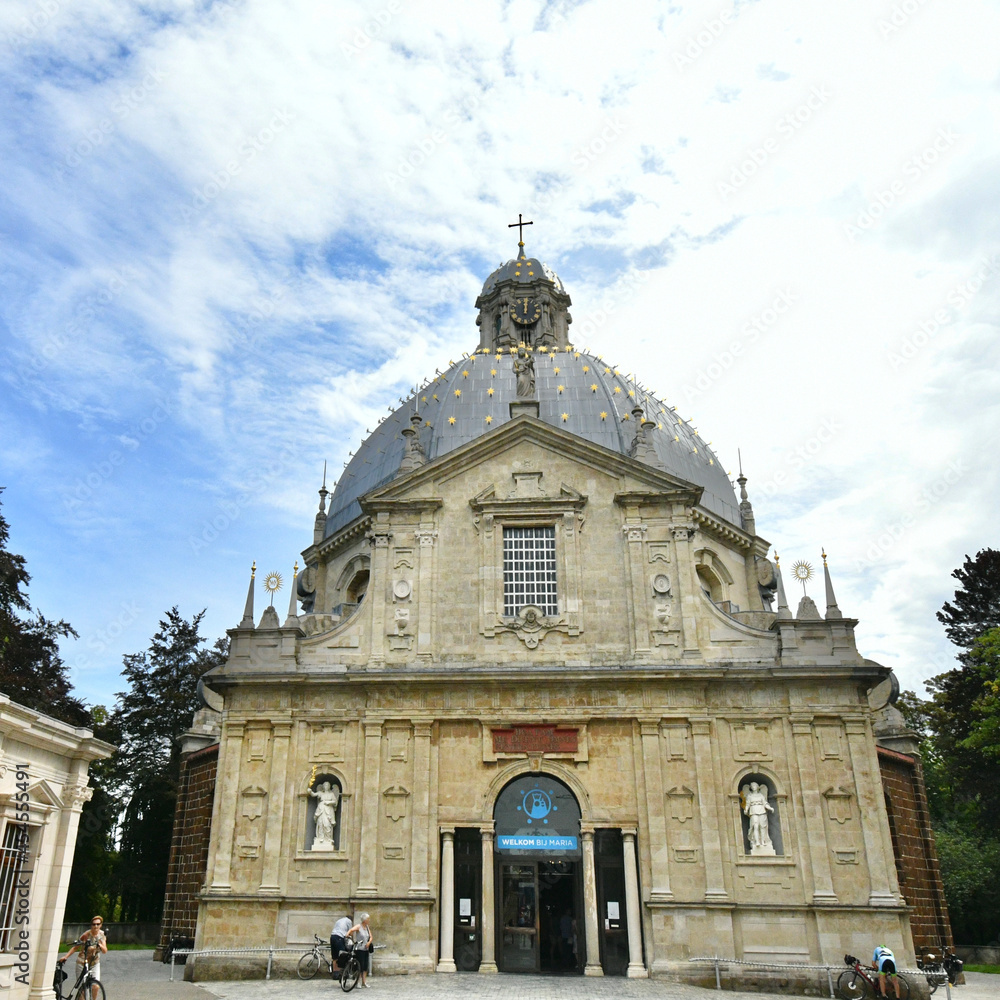 Φωτογραφία The Basilica of Our Lady of Scherpenheuvel (Dutch: Basiliek van Onze-Lieve-Vrouw van Scherpenheuvel),  is a Roman Catholic parish church