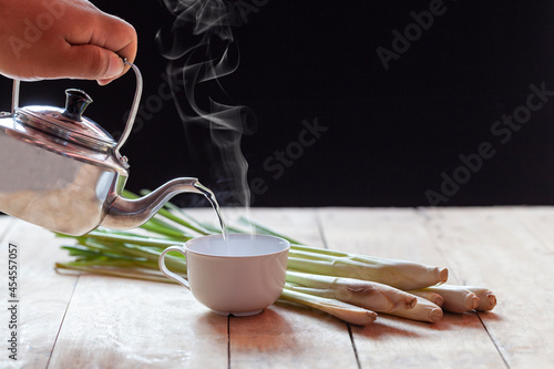 Herbal lemongrass tea can help treat the disease