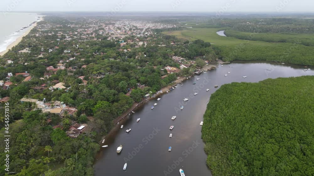 Vista aérea da vila de Caraíva em Porto Seguro, no sul da Bahia. Paraíso tropical com barcos e guarda-chuvas no pôr do sol tropical do Brasil. Vista aérea da vila de Caraíva em Porto Seguro, no sul da Bahia. Paraíso tropical com barcos e guarda-chuvas no pôr do sol tropical do Brasil.