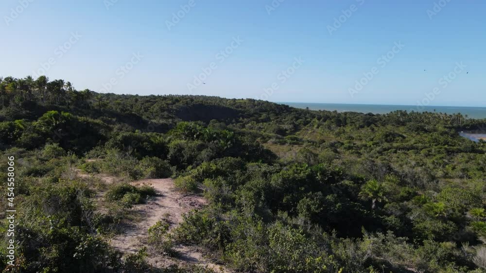 Vista aérea da vila de Caraíva em Porto Seguro, no sul da Bahia. Paraíso tropical com barcos e guarda-chuvas no pôr do sol tropical do Brasil. Vista aérea da vila de Caraíva em Porto Seguro, no sul da Bahia. Paraíso tropical com barcos e guarda-chuvas no pôr do sol tropical do Brasil.