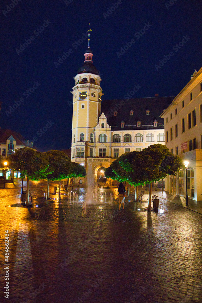 night in the city, Rathaus Köthen am Marktplatz, Turm, Nacht, Straßen Beleuchtung, Sachsen Anhalt, Deutschland	