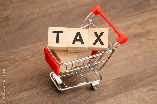 Cuadro en lienzo 消費税、付加価値税のコンセプト（買い物カゴとTAXという単語）