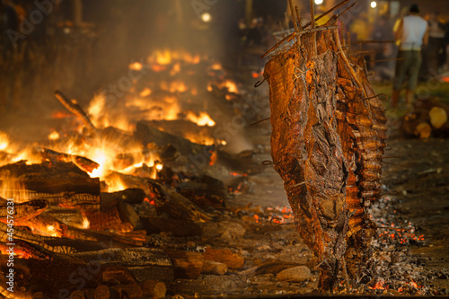 Asadores en la fiesta del asado en Cholila, Chubut, Patagonia con cordero, chivito y costillares vacunos