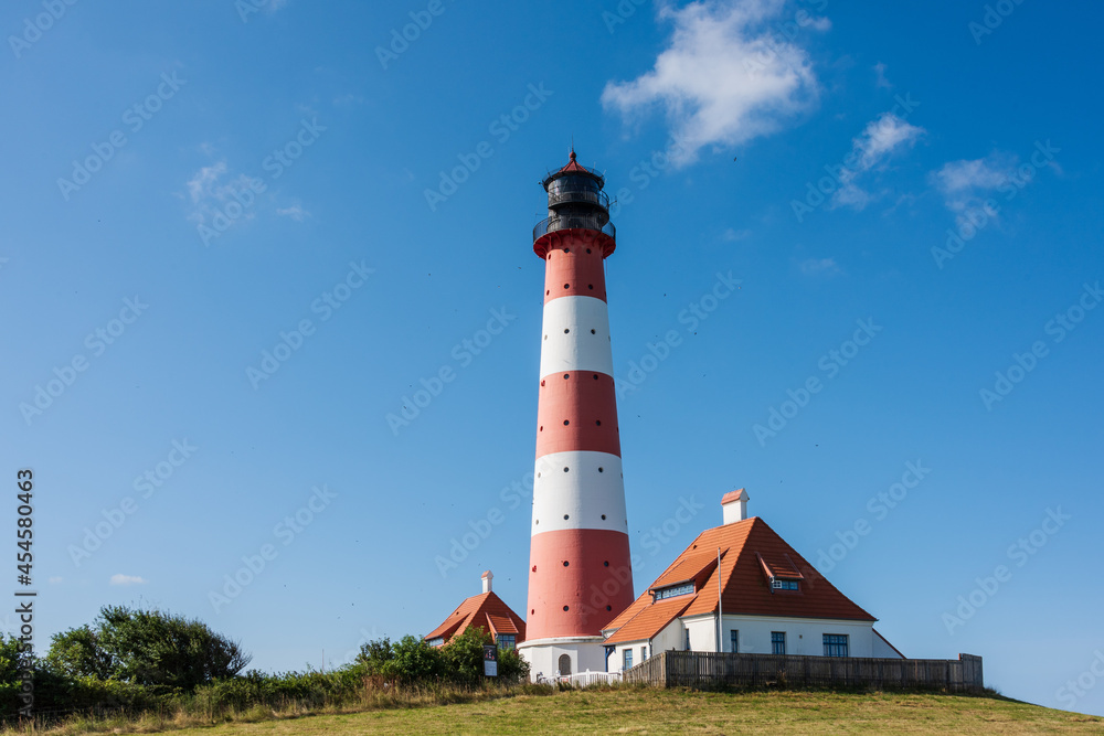 Der Westerhefer Leuchtturm auf einer Warft im Wattenmeer, der Nordsee