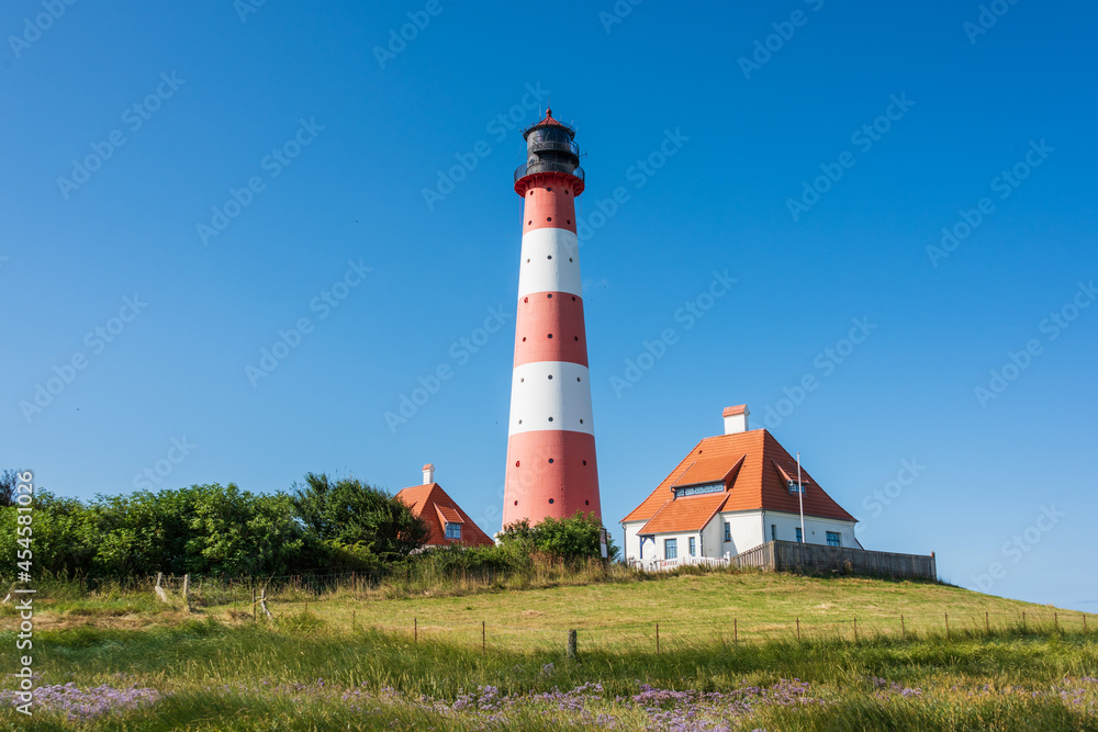 Der Westerhefer Leuchtturm auf einer Warft im Wattenmeer, der Nordsee Der Westerhefer Leuchtturm auf einer Warft im Wattenmeer, der Nordsee