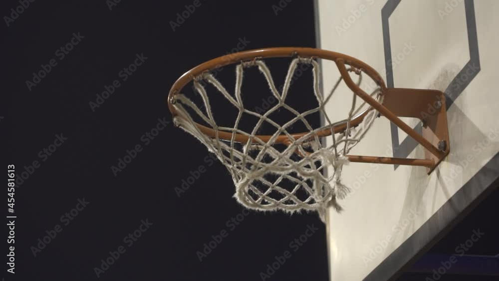 Lanzamientos a canasta con un balón de baloncesto Lanzamientos a canasta con un balón de baloncesto