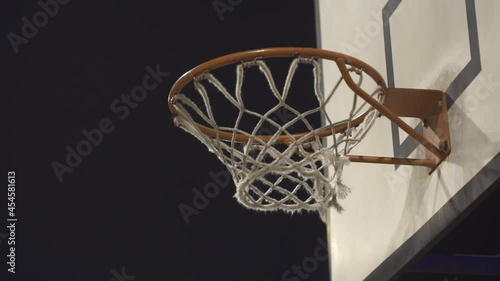Lanzamientos a canasta con un balón de baloncesto photo
