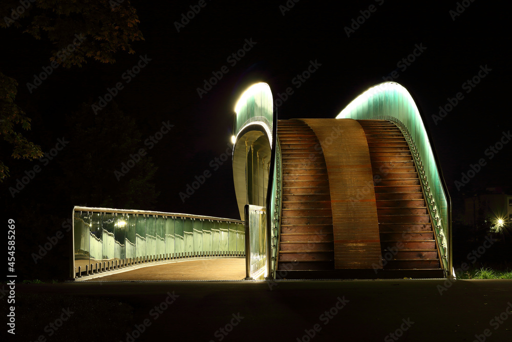 Poland, Lublin, The bridge at the Ludowy Park at night.
 - obrazy, fototapety, plakaty 