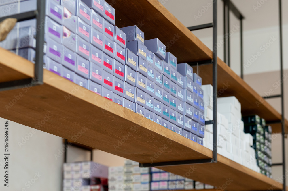 美容室の吊り下げラックに積まれた染毛剤 ヘアカラーチューブ の箱 Stock Photo Adobe Stock