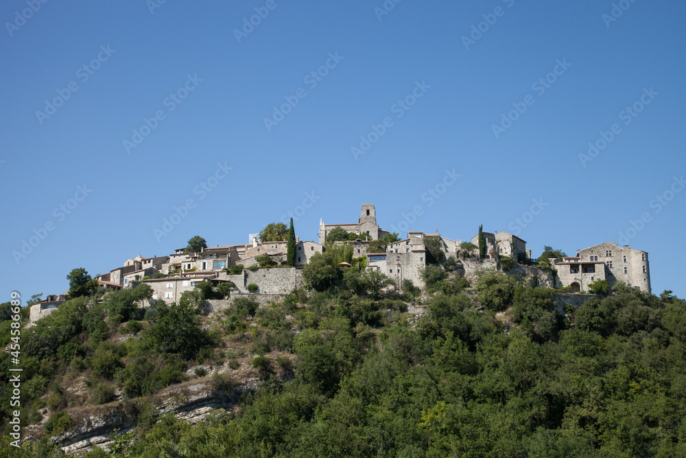 Le village de Saint-Thomé en Ardèche méridionale perché au sommet d'une colline