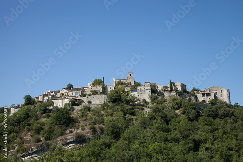 Le village de Saint-Thomé en Ardèche méridionale perché au sommet d'une colline © Hervé Rouveure