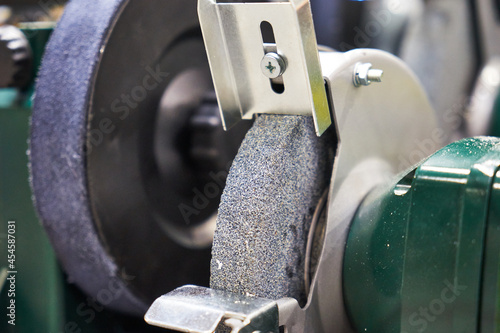 The image of the grinding wheel grinding machine.