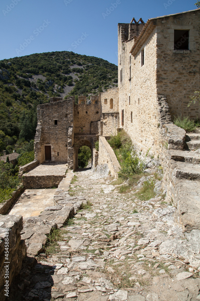 Calade descendant dans les ruines restaurées du village médiéval de Saint-Montan en Ardèche méridionale