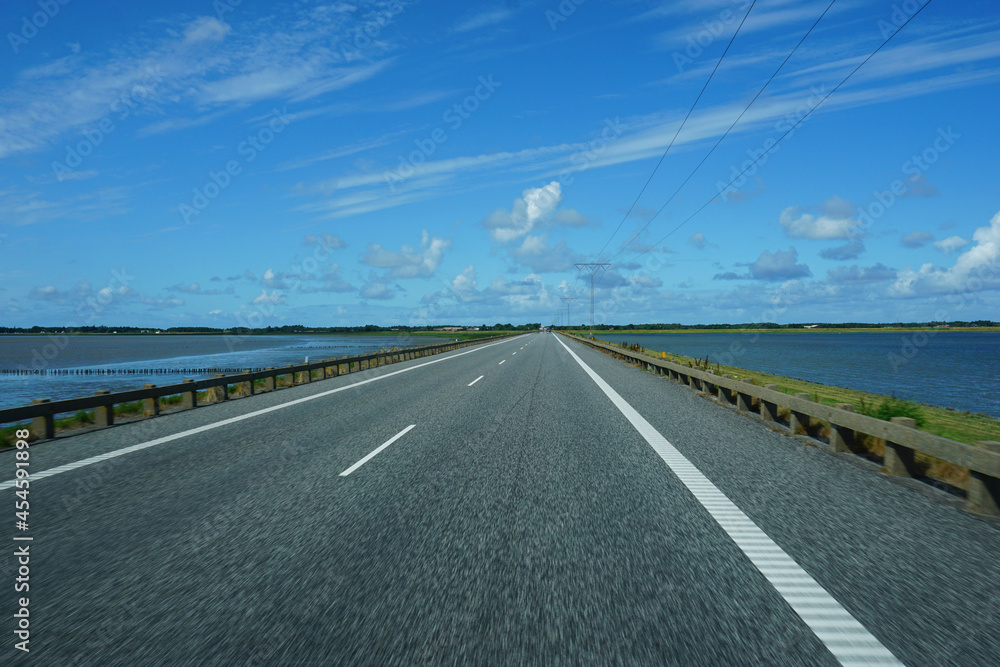 Fototapeta premium Fahrt über den Damm auf die Insel Römö in Dänemark auf dem Auto raus fotografiert