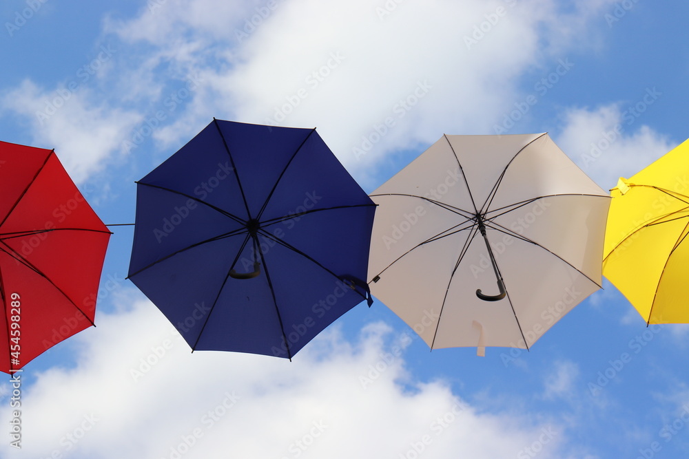 Bunte Regenschirme vor blauem Himmel. Bunte Regenschirme vor blauem Himmel.