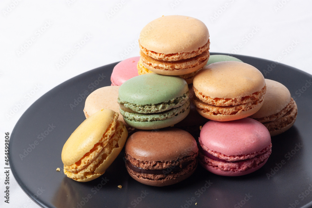 Macarons de colores sobre fondo blanco. Concepto gastronomía repostería. Macarons de colores sobre fondo blanco. Concepto gastronomía repostería.