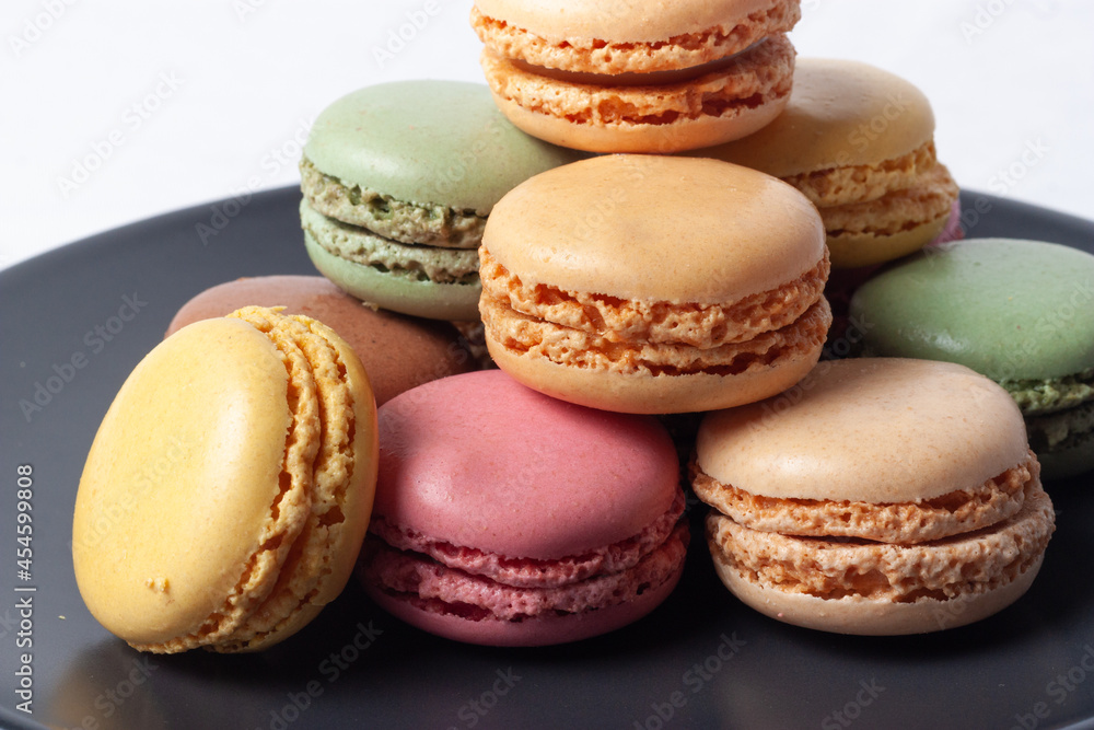 Macarons de colores sobre fondo blanco. Concepto gastronomía repostería. Macarons de colores sobre fondo blanco. Concepto gastronomía repostería.