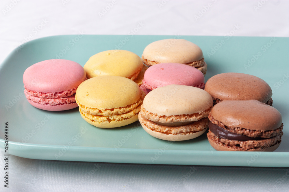 Macarons de colores sobre fondo blanco. Concepto gastronomía repostería. Macarons de colores sobre fondo blanco. Concepto gastronomía repostería.
