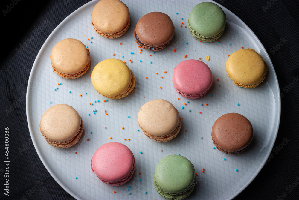 Macarons de colores sobre fondo negro. Concepto gastronomía repostería. Macarons de colores sobre fondo negro. Concepto gastronomía repostería.