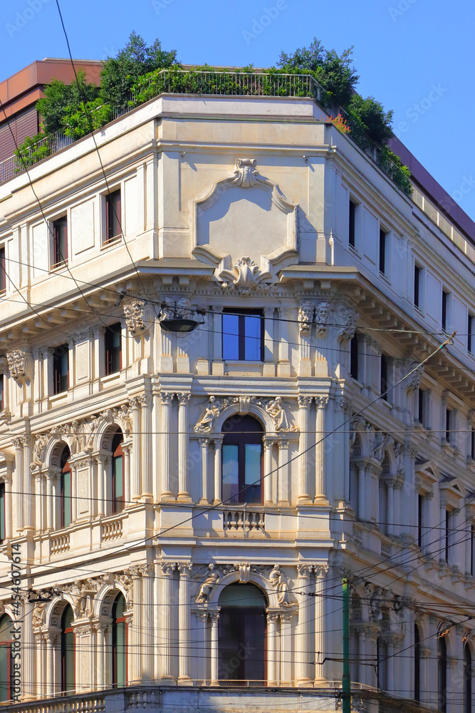 edifificio storico nel centro di milano, italia, historical building in the center of milan, italy 