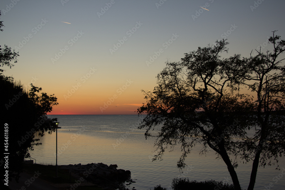 Natürlicher Sonnenuntergang am Mittelmeer in Kroatien