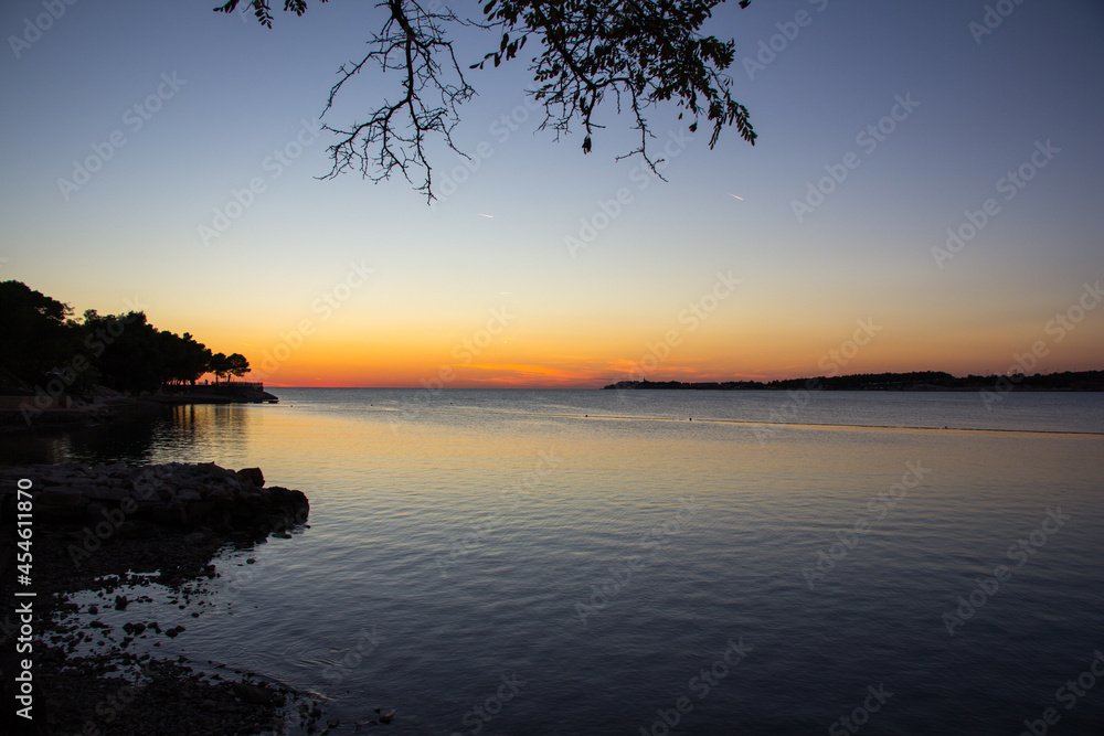 Herrlicher Sonnenuntergang am Mittelmeer in Kroatien