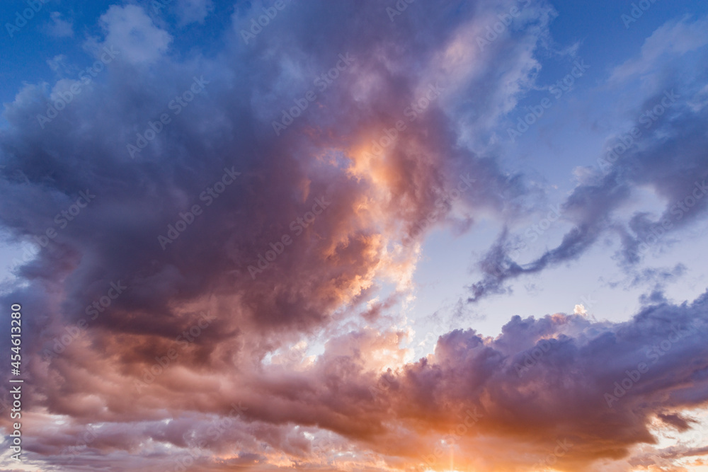 Naklejka premium Amazing cloudscape on the sky at sunset time.