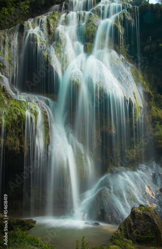 cascades de tufs de Baume-les-Messieurs dans le Jura en Franche-Comté, un site naturel d'exception dans le massif jurassien
