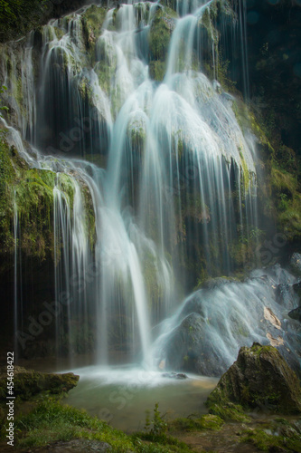cascades de tufs de Baume-les-Messieurs dans le Jura en Franche-Comté, un site naturel d'exception dans le massif jurassien