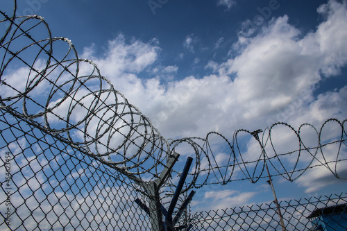 Barbed wire netting fence