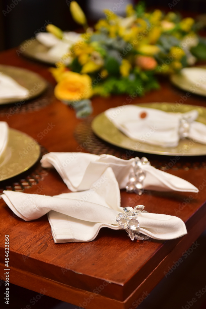 white napkins on the dining table
