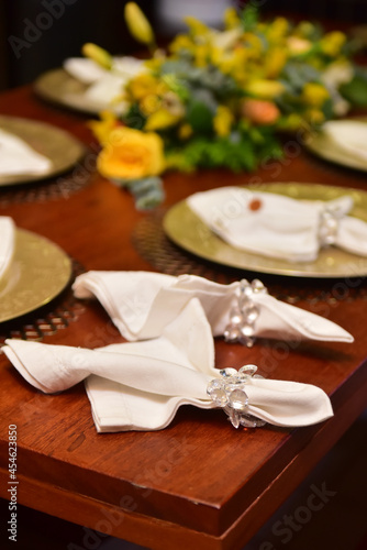 white napkins on the dining table 
