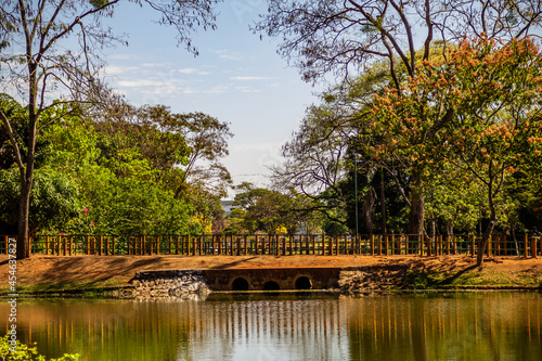 Ponte no Parque Lago das Rosas em Goiânia. photo