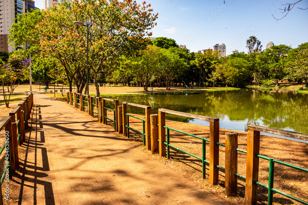 Detalhe do Parque do Lago das Rosas na cidade de Goiânia.