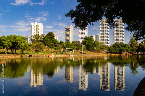 Detalhe do Parque Lago das Rosas na cidade de Goi  nia.