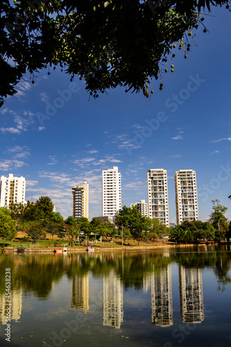 Detalhe do Parque Lago das Rosas na cidade de Goiânia. © Angela