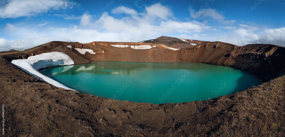Obraz premium Iceland.Turquoise lake in the crater of a dormant volcano.