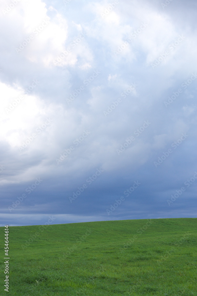 草原と曇り空４