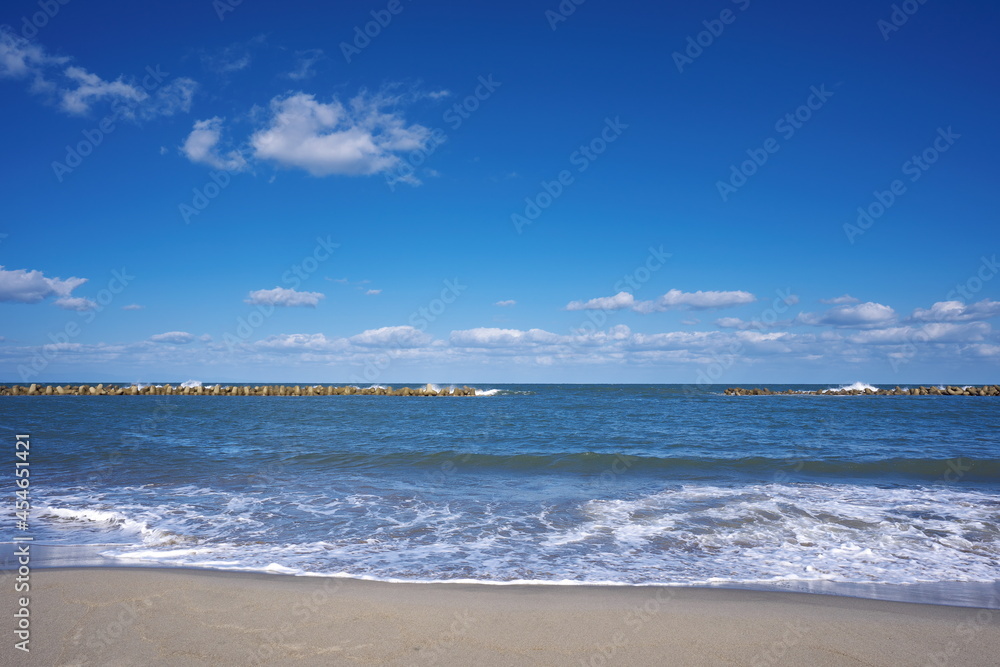 快晴の日の静かで美しい海岸の景色