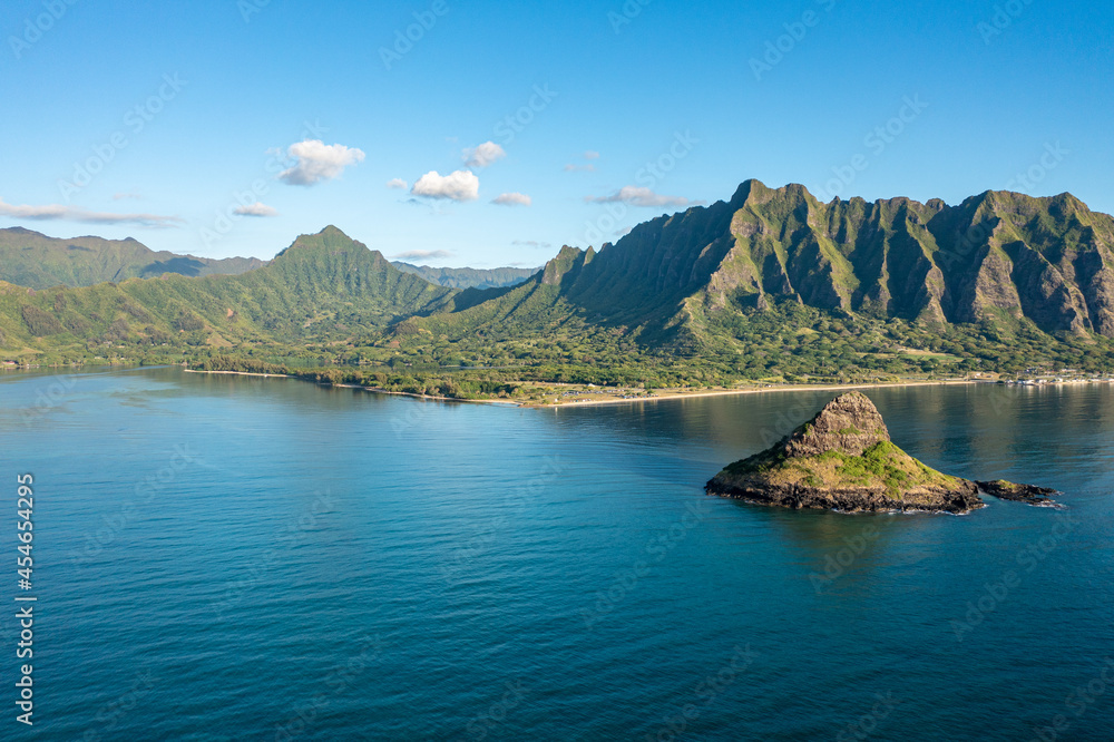 Fototapeta premium Mokoli'i island in Oahu, Hawaii, with the Ko'olau mountain range