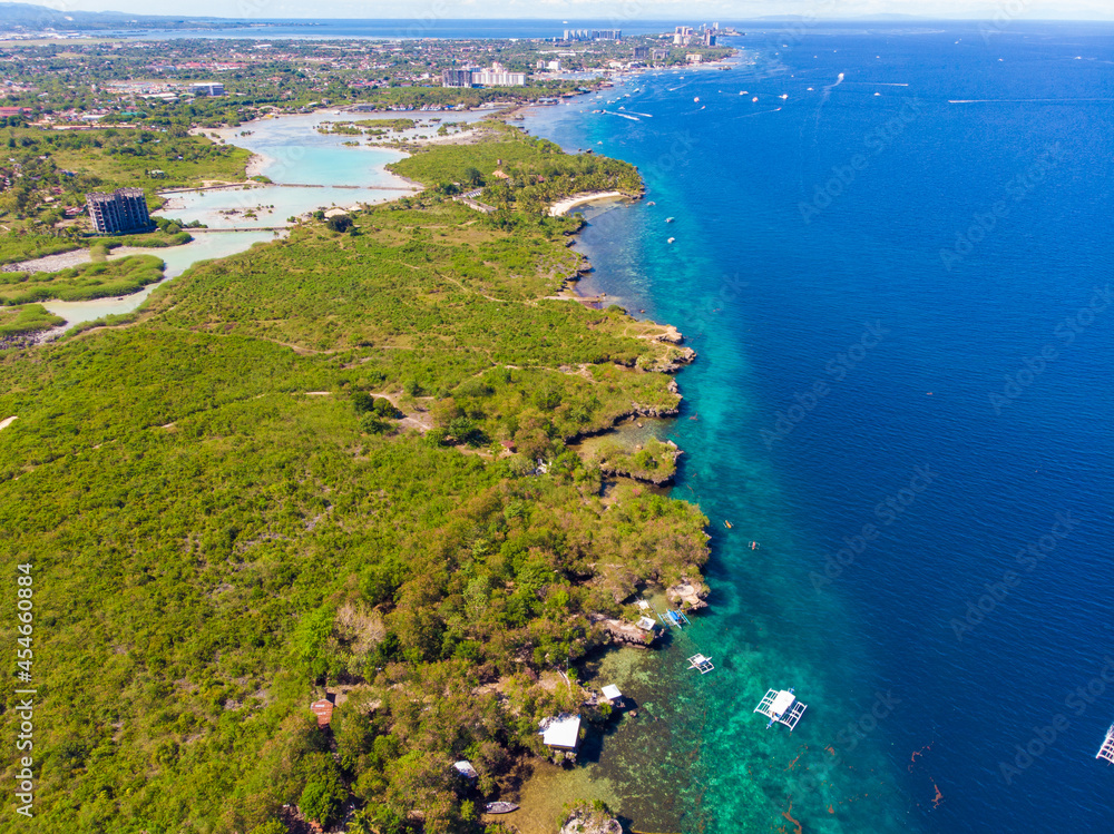 フィリピン、セブ島近くのマクタン島をドローンで空から撮影した空撮写真 Aerial photo of Mactan Island near Cebu, Philippines, taken from the sky with a drone.