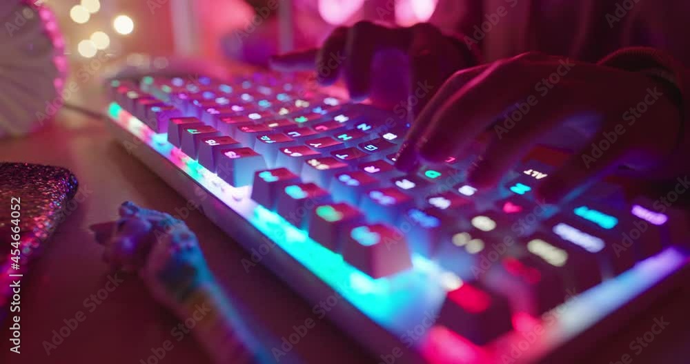 Vidéo Stock teenage girl hands typing on keyboard gamer girl playing