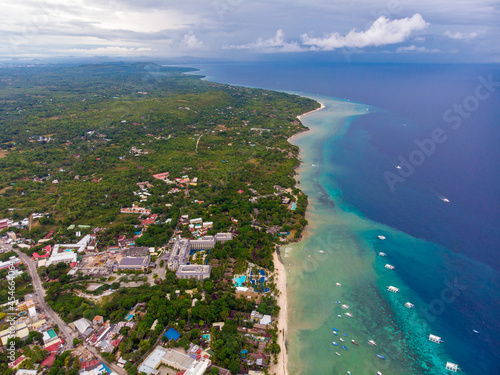 フィリピン、ビサヤ地方、ボホール州、パングラオ島をドローンで撮影した空撮写真 Drone aerial view of Panglao Island, Bohol, Visayas, Philippines.  photo