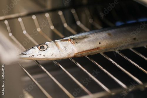 網焼きグリルの上に乗っている秋刀魚のアップ　fish grill