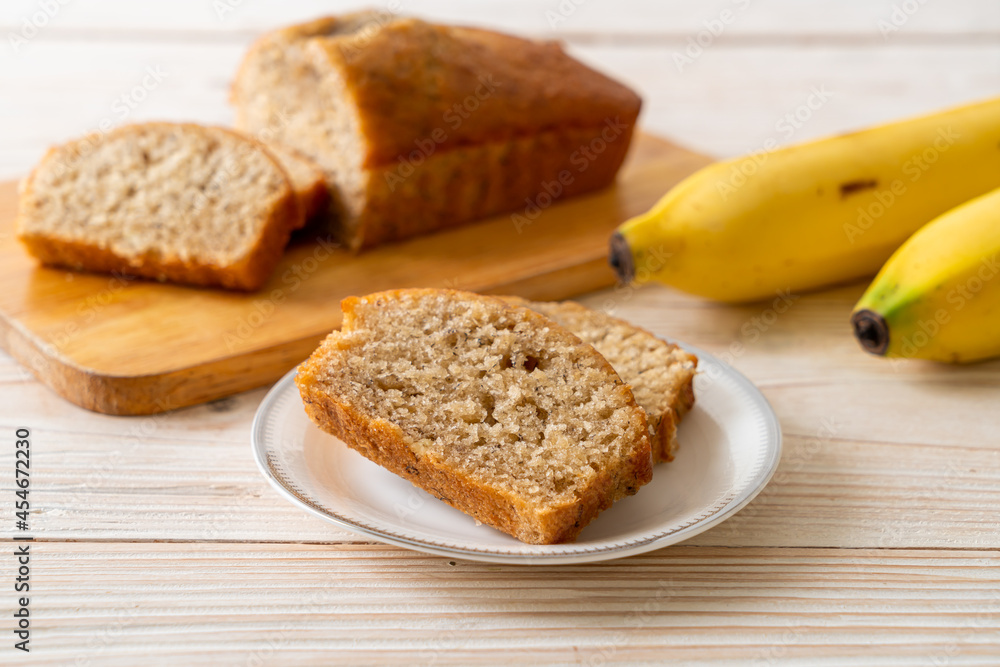 Naklejka premium Homemade banana bread sliced