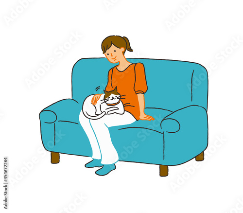 猫とソファでリラックスする女性